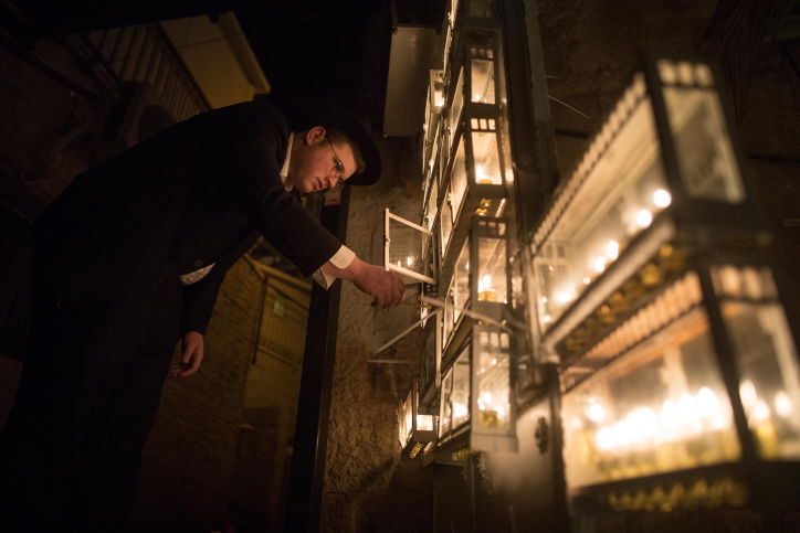 הנר השמיני של חנוכה במאה שערים | גלריה