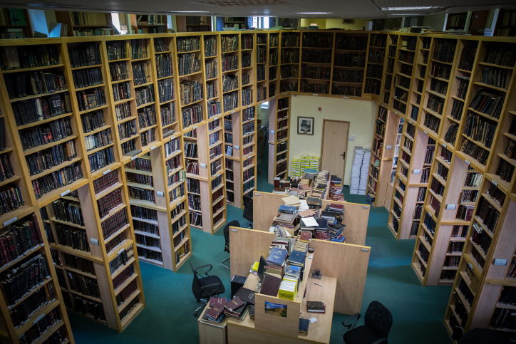 פיצויי פיטורים לעובדי הוצאת הספרים. אילוסטרציה