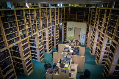 פיצויי פיטורים לעובדי הוצאת הספרים. אילוסטרציה