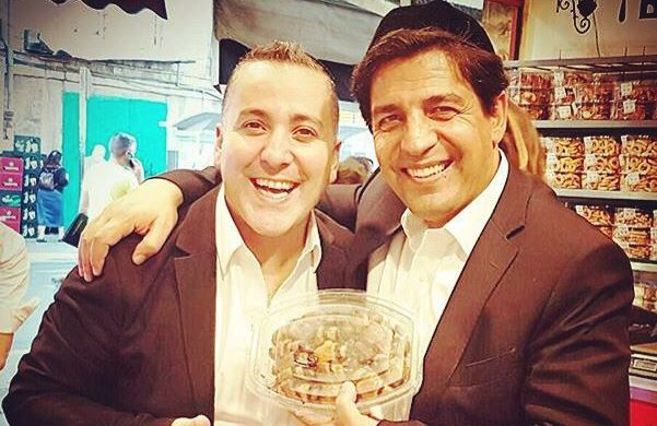 רב הסלבס מרדכי חסידים לצד יניב בן משיח