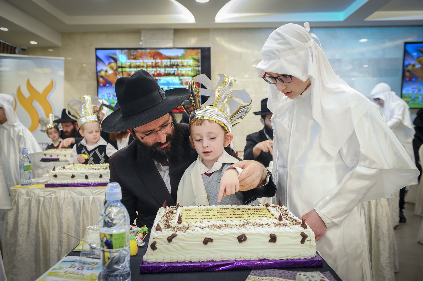 טקס מרגש בכניסת ילדים לחיידר חב"ד בביתר עילית. צפו