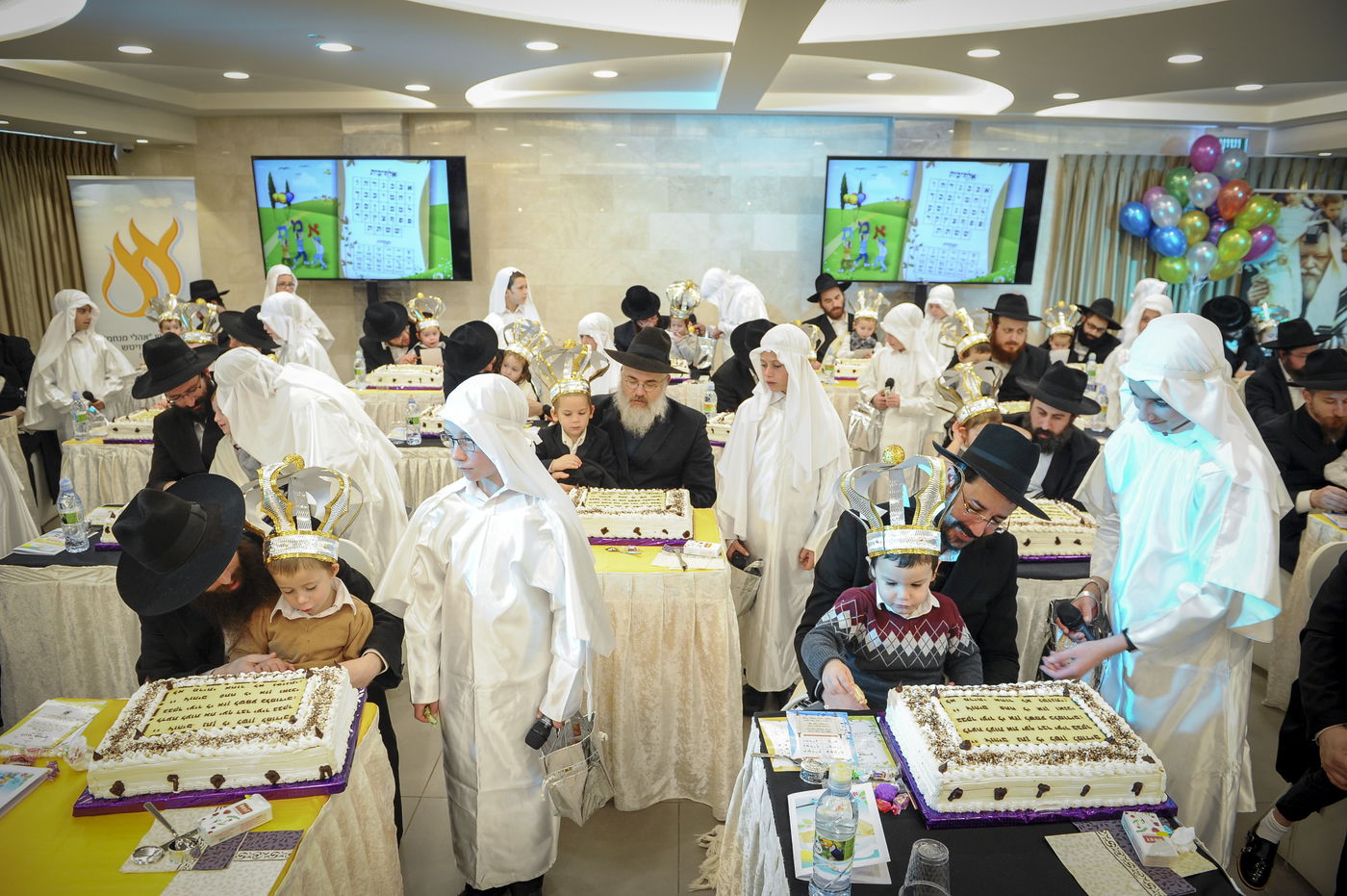 טקס מרגש בכניסת ילדים לחיידר חב"ד בביתר עילית. צפו