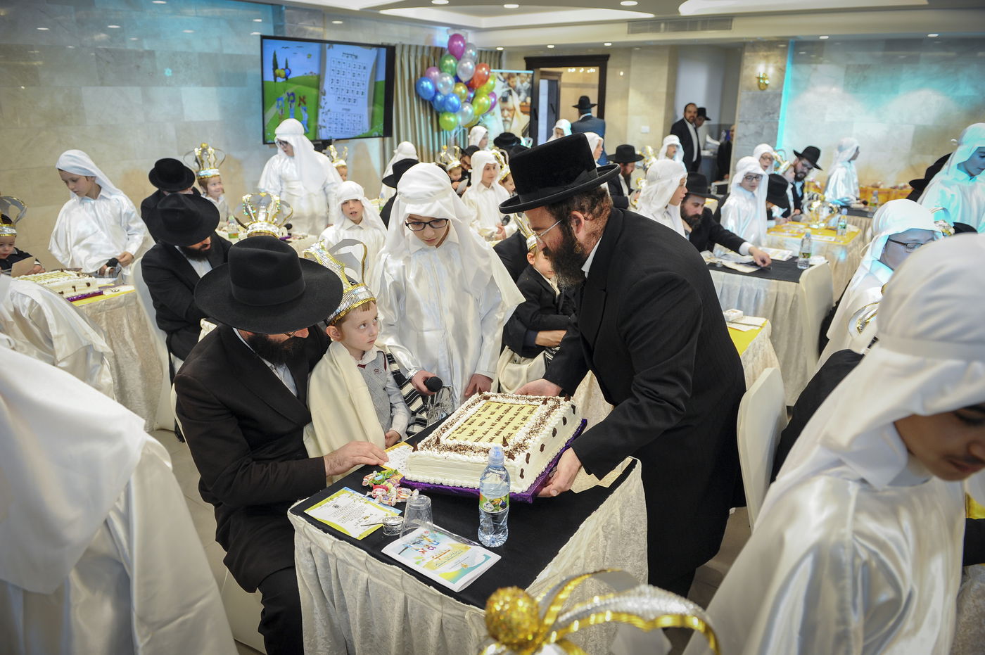 טקס מרגש בכניסת ילדים לחיידר חב"ד בביתר עילית. צפו