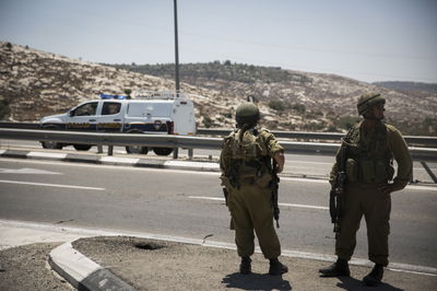 חיילים בכביש 443