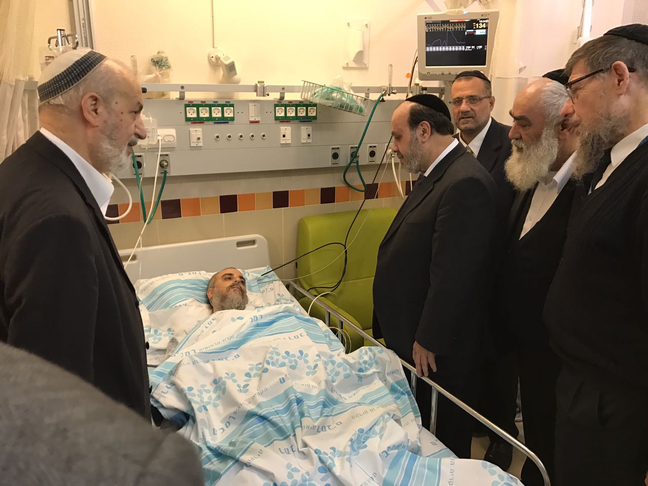 שר הדתות אזולאי ביקר בחדר הדיין הרב יחיאל אילוז שנורה בחיפה