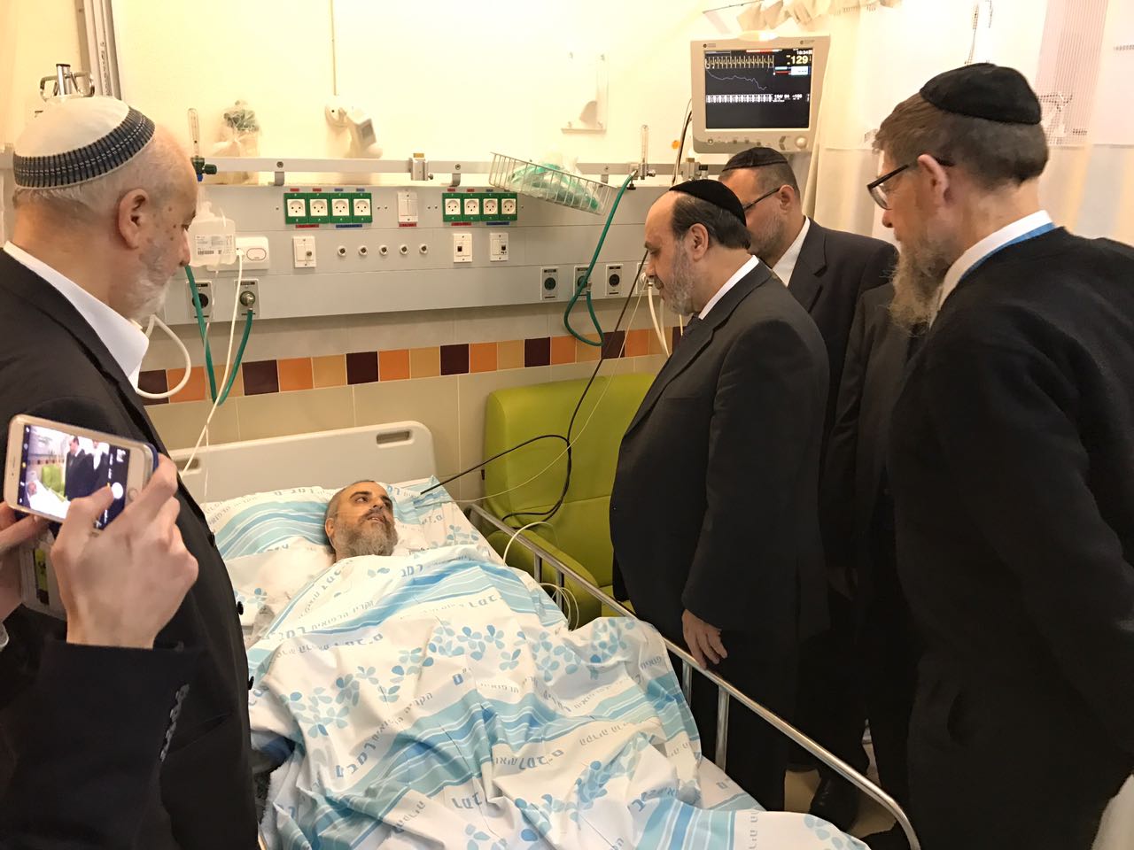 שר הדתות אזולאי ביקר בחדר הדיין הרב יחיאל אילוז שנורה בחיפה