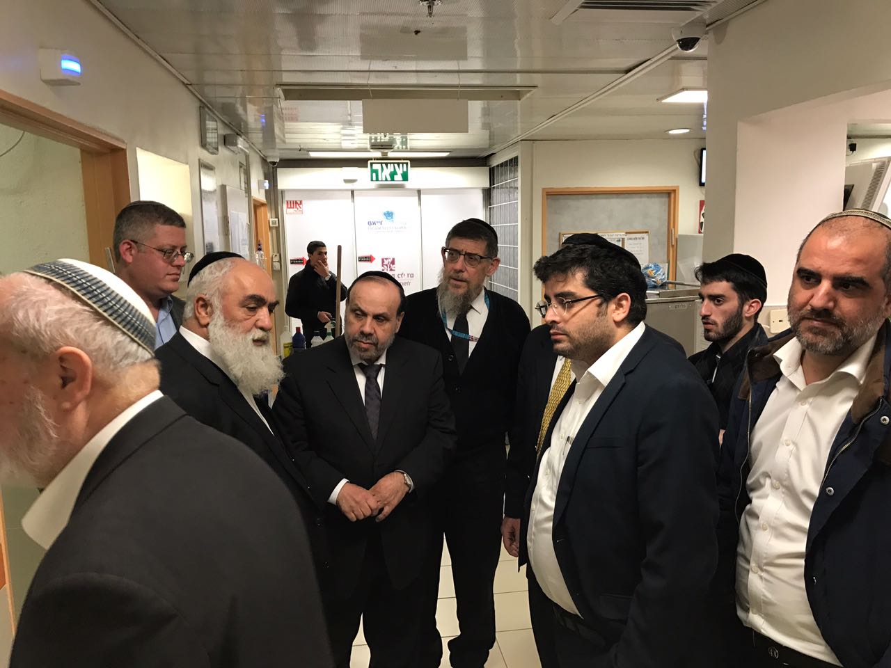 שר הדתות אזולאי ביקר בחדר הדיין הרב יחיאל אילוז שנורה בחיפה