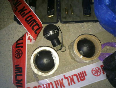 השוטרים בדקו רכב חשוד ומצאו בו נשק רב