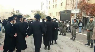 שני עצורים בהפגנה ליד לשכת הגיוס בירושלים. צפו