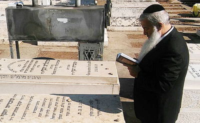 אלי שמחיוף בציונו של מרן הגר"ע יוסף זצ"ל, היום