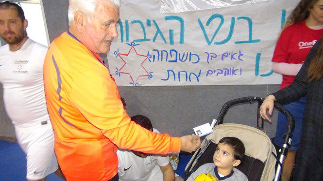 נתן, בנו הפעוט של הרב אהרן הי"ד, הצטרף לקבוצת הכדורגל