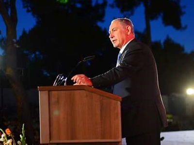 חוקרי המשטרה נכנסים לביתו של ראש הממשלה