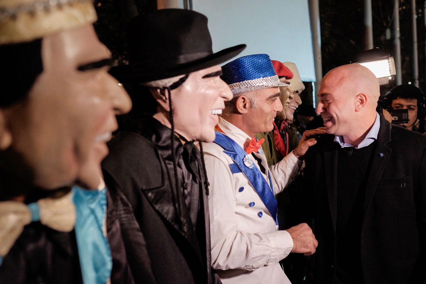 זיו שילון, המארגן, לצד דמויות מקוריות בהפגנה הערב