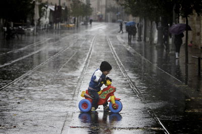 אלפי שוברים למעילי חורף עבור הילדים. אילוסטרציה