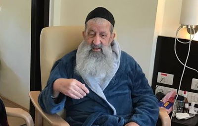 הגאון רבי בן ציון מוצפי במהלך ההחלמה בבית החולים