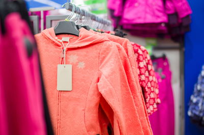 עדותו של מנהל החנות הייתה עמומה. אילוסטרציה