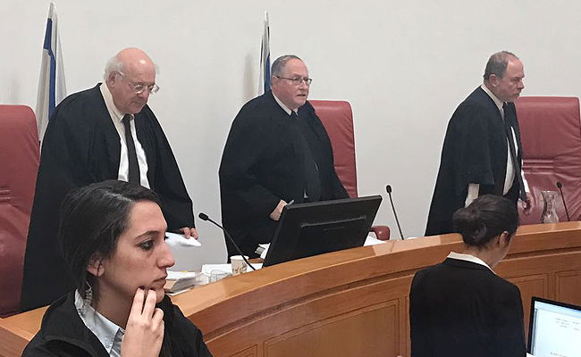 שופטי העליון, הבוקר