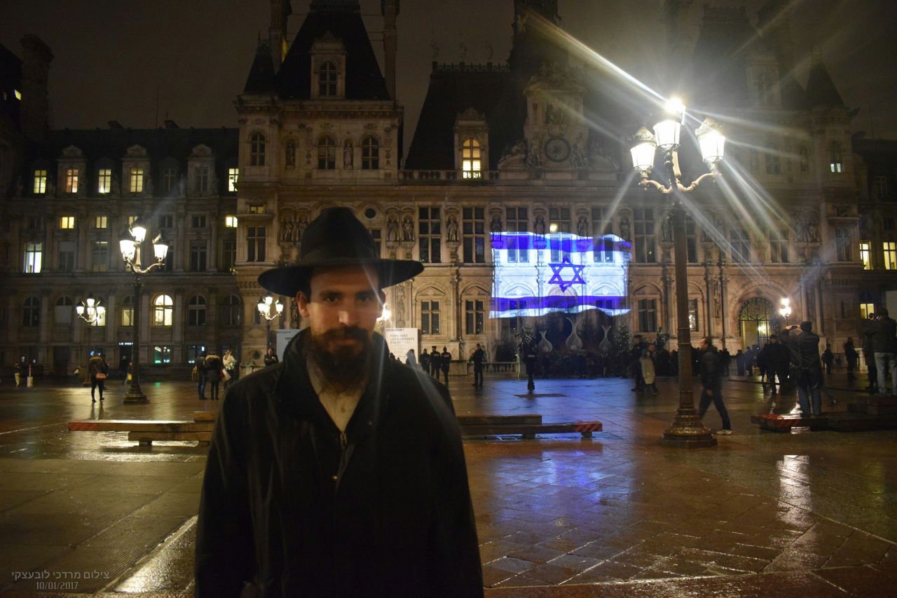 מזדהים: דגל ישראל על בניין עיריית פריז | צפו