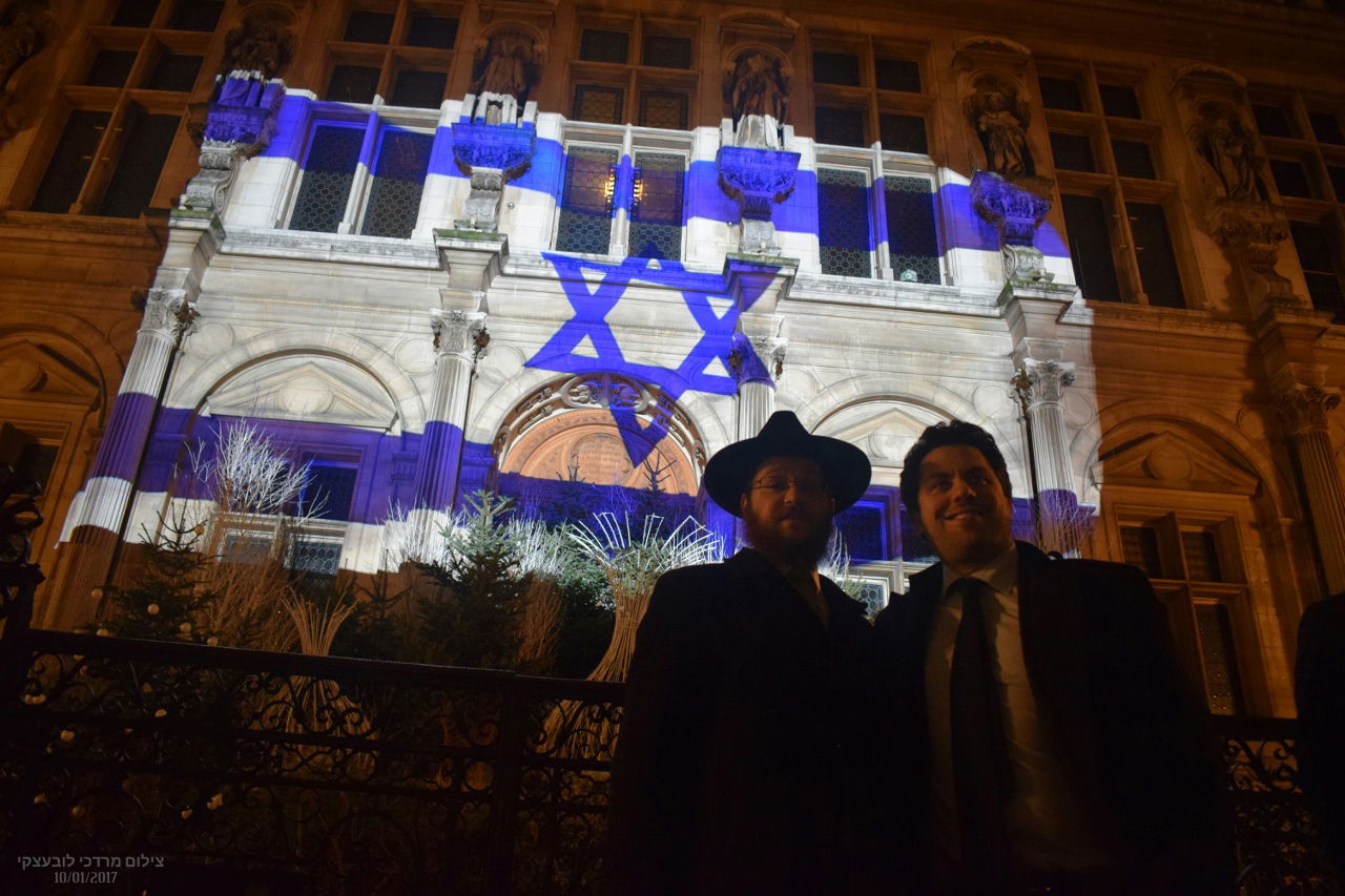 מזדהים: דגל ישראל על בניין עיריית פריז | צפו