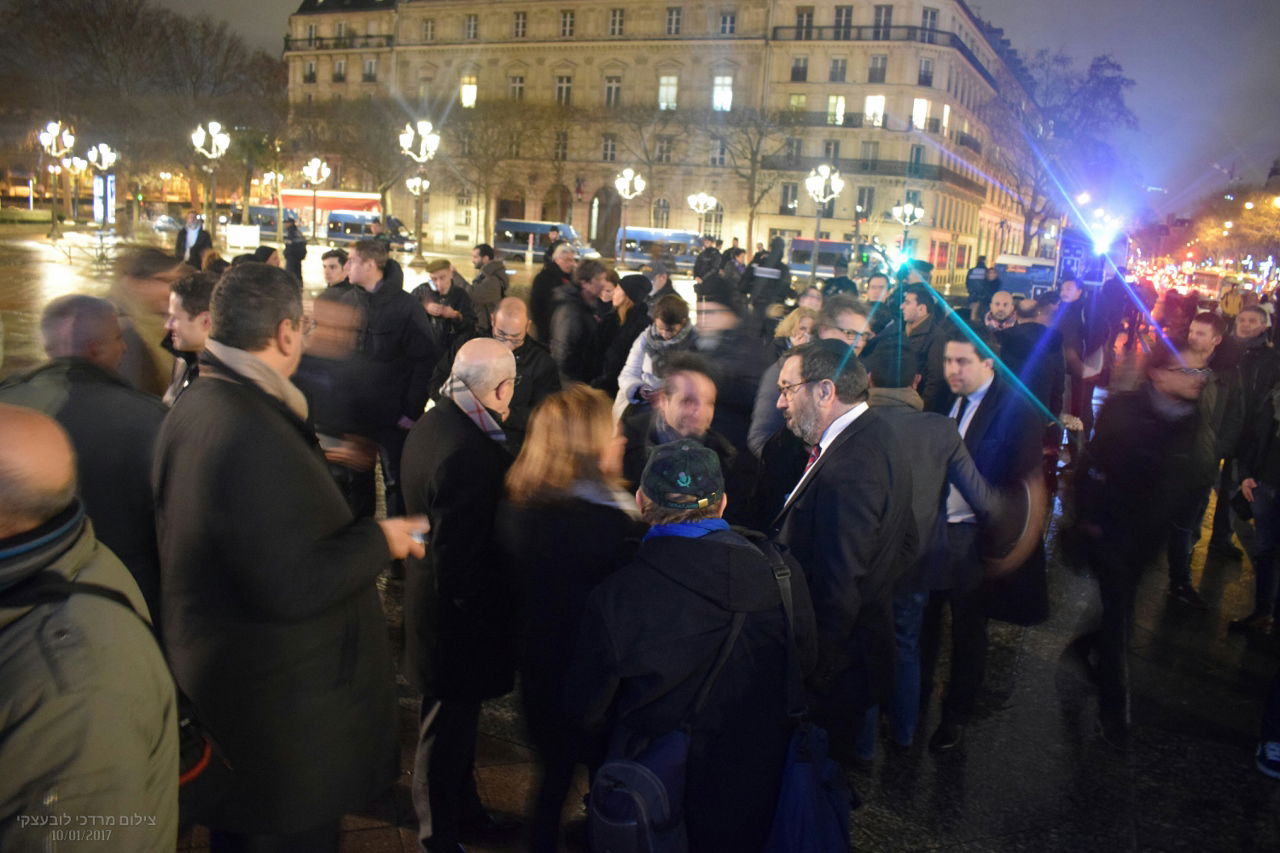 מזדהים: דגל ישראל על בניין עיריית פריז | צפו