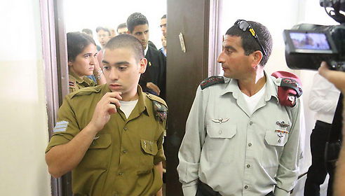 המציע, גיא חזות, לצד פקודו המורשע, אלאור אזריה