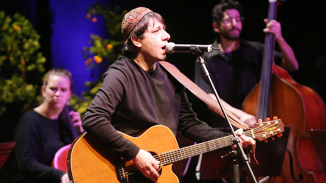 מאיר על הבמה עם הגיטרה