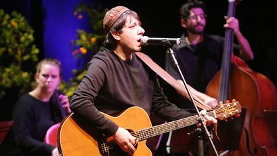 מאיר על הבמה עם הגיטרה