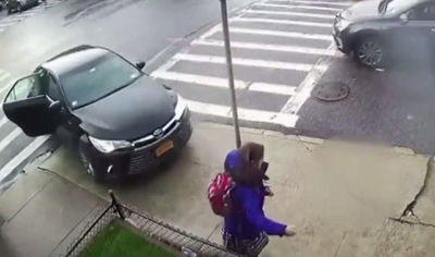 נהג לקה בהתקף לב והעיף ילדה בת 7 • צפו