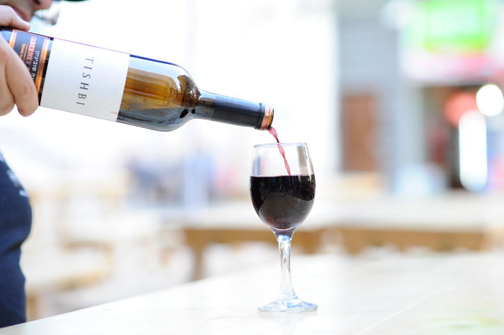 חובה להדפיס תמונת ענבים על בקבוק יין?