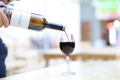 חובה להדפיס תמונת ענבים על בקבוק יין?