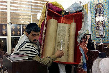 חיי יהדות: תפילת שחרית בבית הכנסת בטהרן, בירת איראן. צפו בגלריה