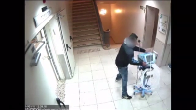 הצעיר הורס את מכונת ההנשמה