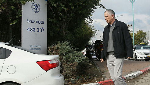 מוזס מגיע לחקירה, הבוקר