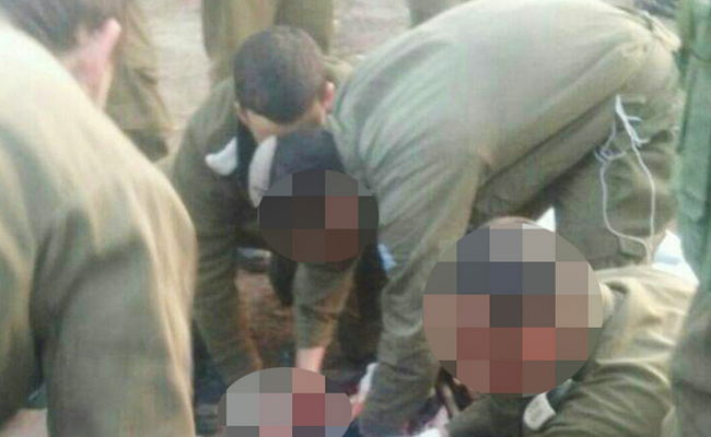 טיפול בחייל בזירת התאונה