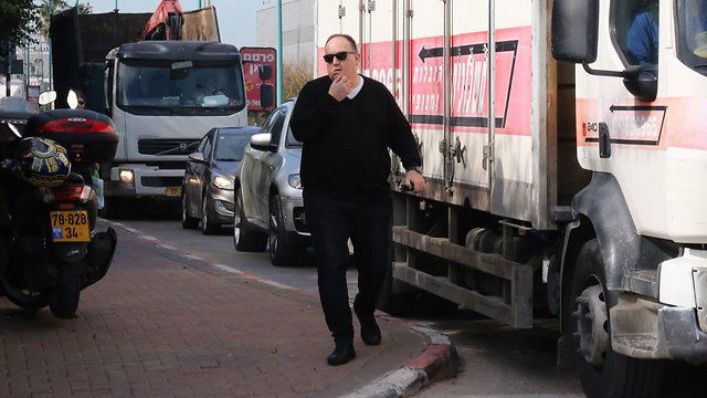 רון ירון, העורך, מגיע לתחנת המשטרה