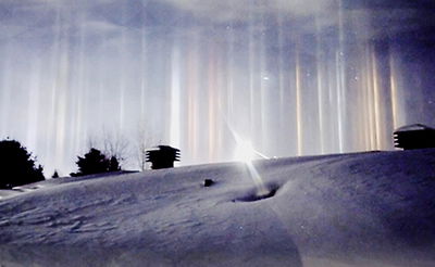 מה גרם לשמיים בקנדה להיצבע באורות מהבהבים?