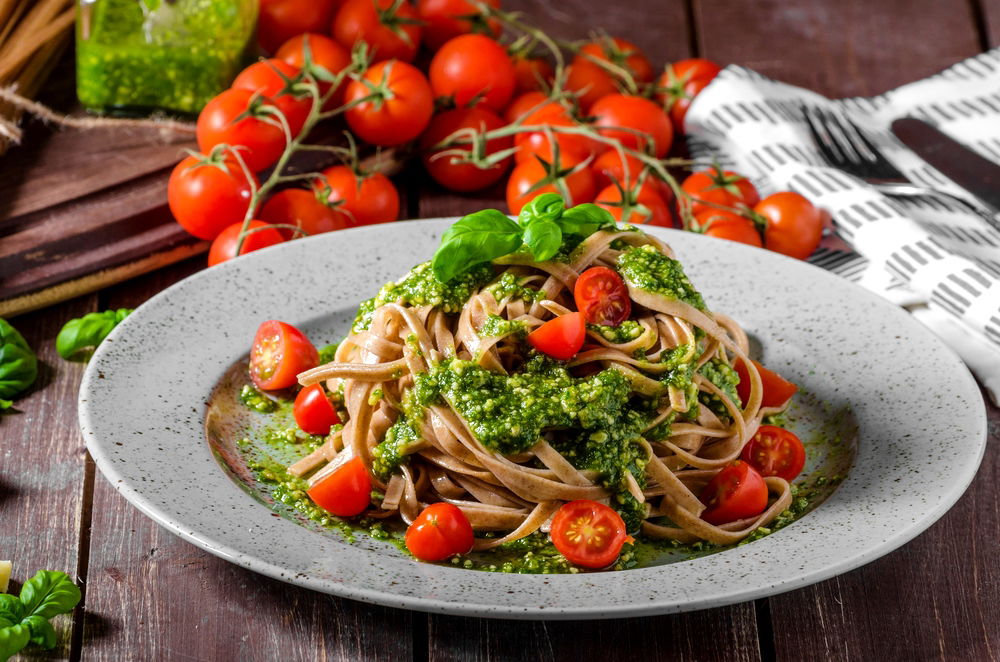 פסטה מחיטה מלאה ברוטב פסטו ומגוון תוספות