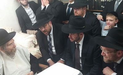 שלוש נציגי 'דגל' עם מרן הרב שטיינמן. ארכיון