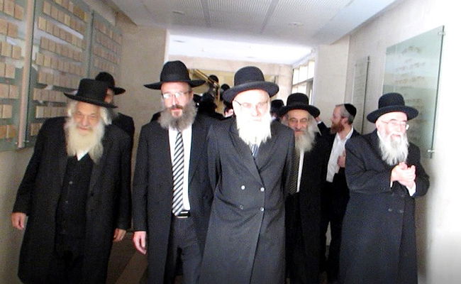 ראש הישיבה החדש בכניסתו לשיעור כללי, מלווה בראשי הישיבה