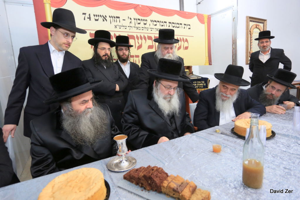 מעמד קביעת המזוזה בבית הכנסת המרכזי שיכון ג'. צפו