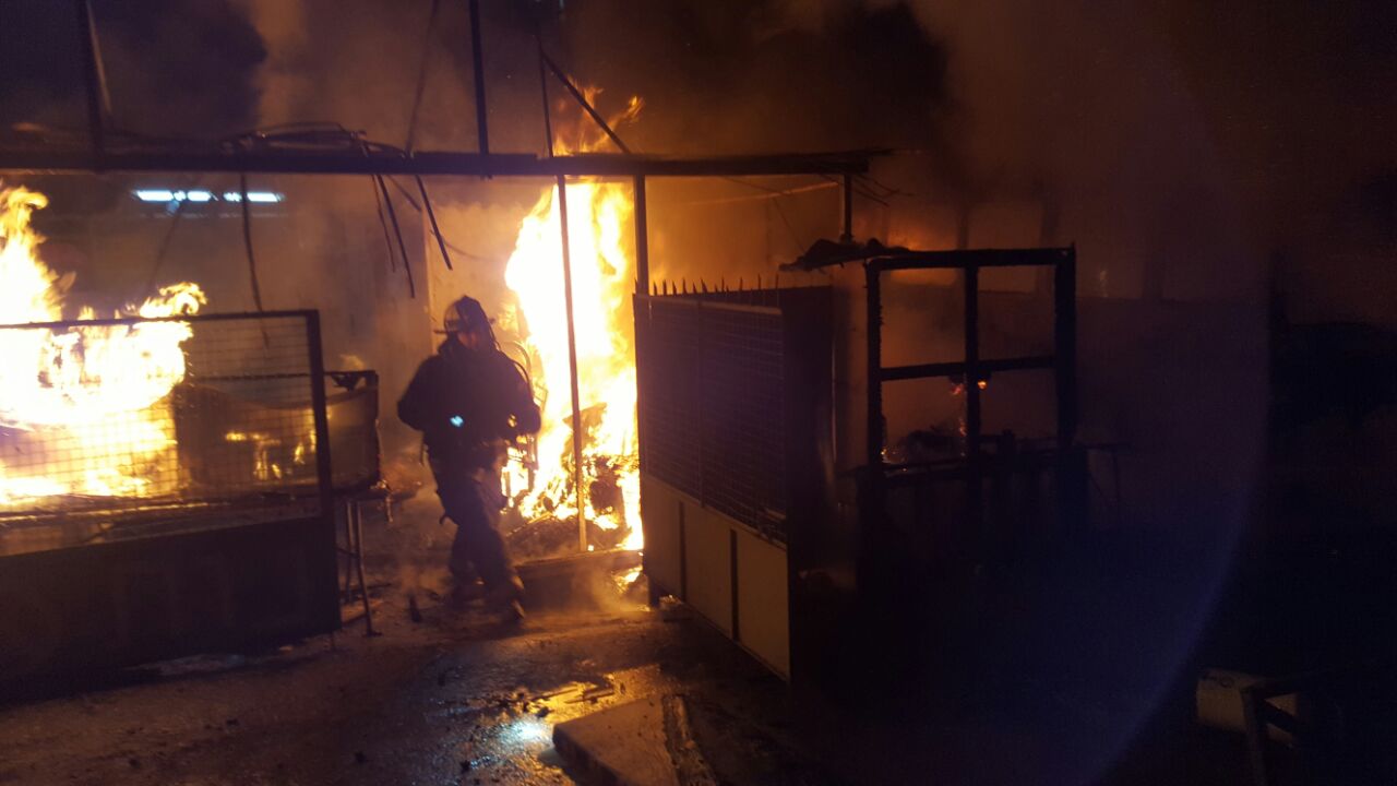 שכונת בית ישראל: בן 60 נפצע בשריפה בקרוואן נייד