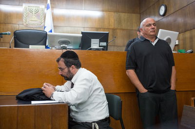 בבית המשפט, מאחורי מאיר רבין