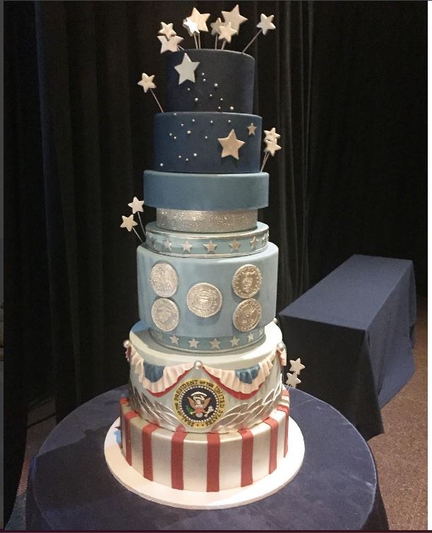 מצאו את ההבדלים: טראמפ העתיק את עוגת ההשבעה של אובמה?