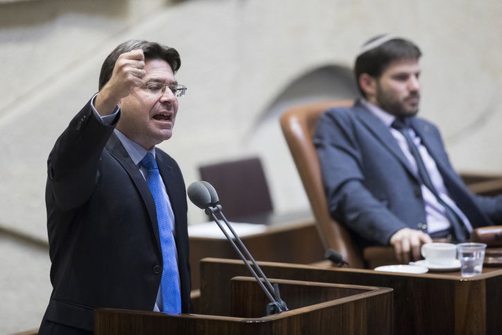 אקוניס בכנסת. ארכיון