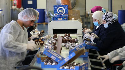 הצצה למפעל הקרמבו הפלסטיני