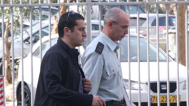 התובע, סא"ל ויסמן, מלווה במאבטח