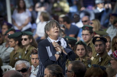 אם שכולה, ורדה פומרנץ, בעת הלויית בנה דניאל שנפל במבצע