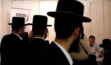 ארכיון. חרדים מחפשים עבודה בלשכת תעסוקה מקומית