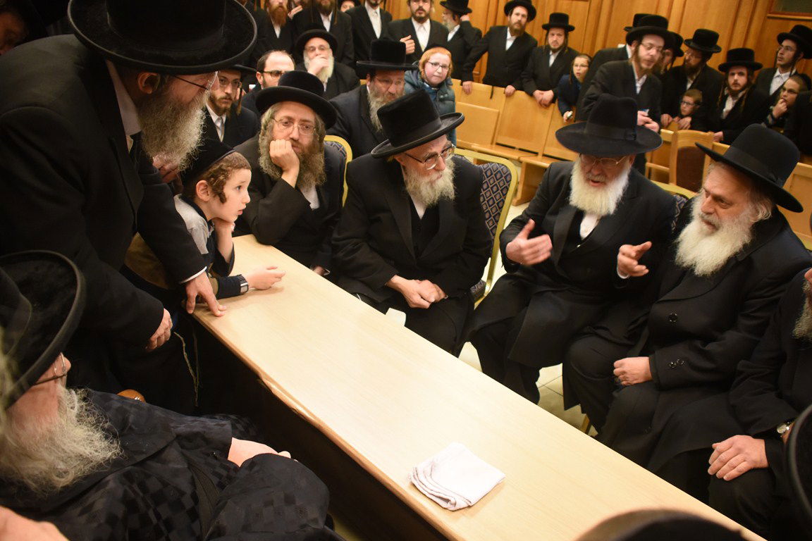 ניחום האבלים אצל האדמו"ר מבעלזא. צפו