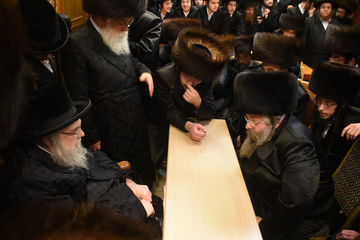 ניחום האבלים אצל האדמו"ר מבעלזא. צפו